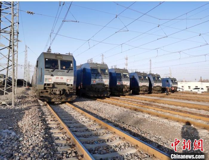 10月份，太原铁路超计划完成电煤保供运输任务。吕宇飞 摄