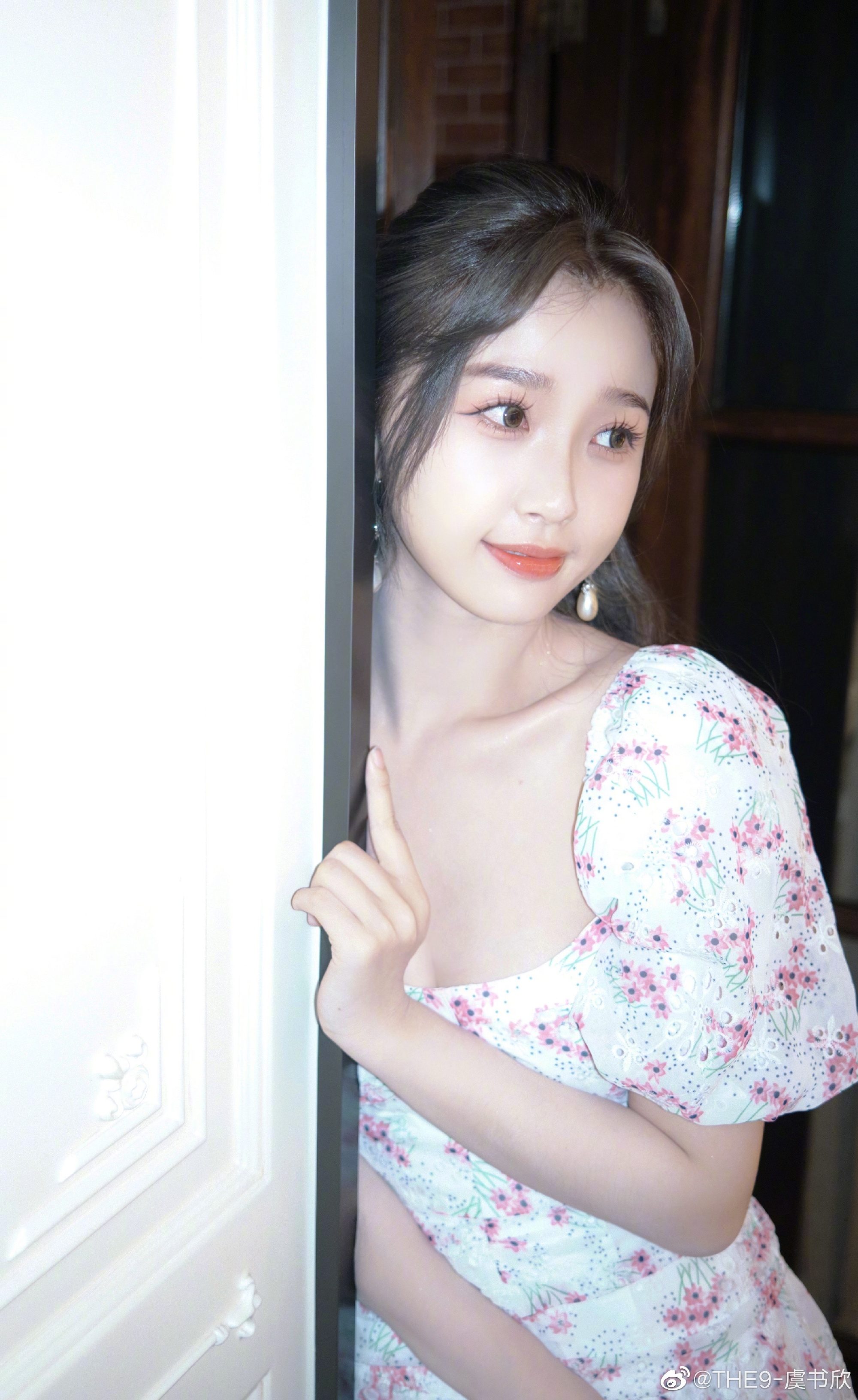 11月3日,虞书欣在个人社交平台晒出自己的庭院风美照,"今天是漫画眼".