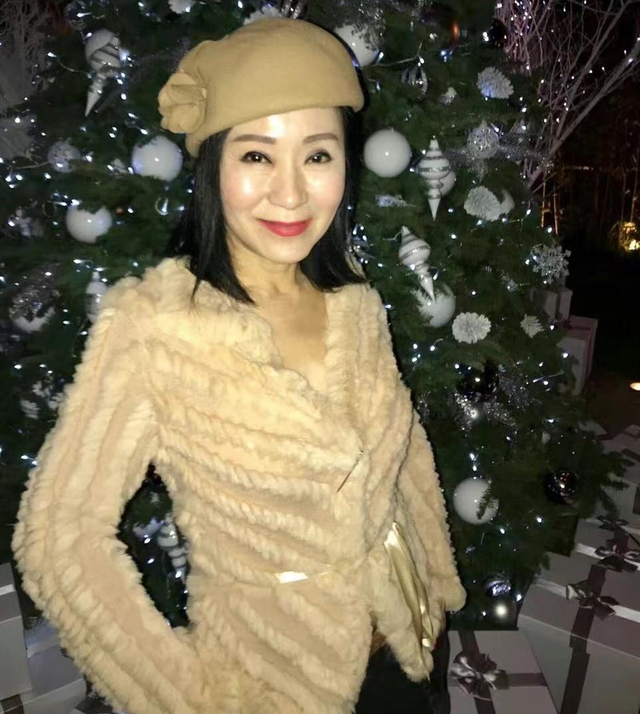 63岁"黄蓉"魏秋桦近照曝光,身材婀娜肤白貌美,聚会被异性围绕|魏秋桦