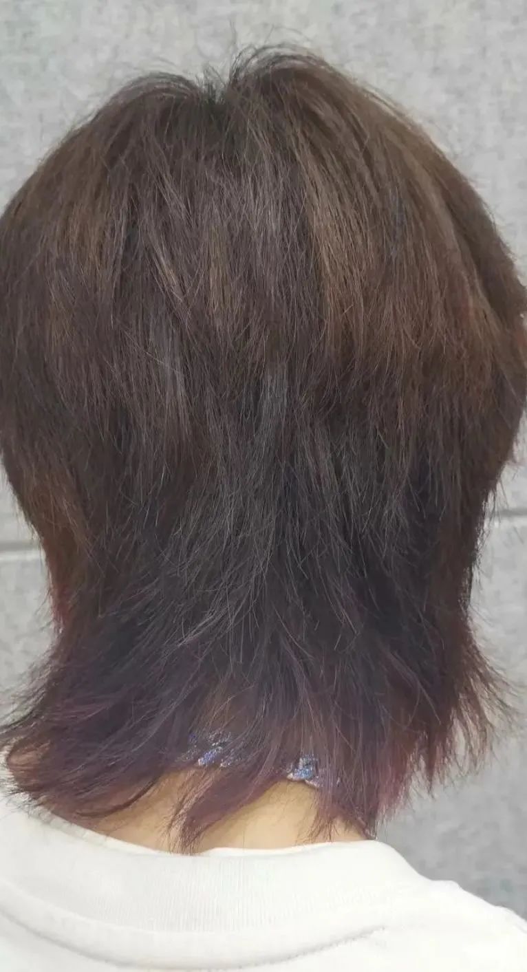 女理发师不在就换了男理发师,但可能因为我们"心意未相通",狼尾变狗尾