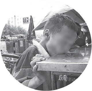 小雨滴普法服务队一张乞讨儿童的照片她们关注了三年