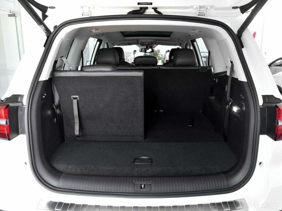 荣威rx8 2019款 30t 智联网四驱超群旗舰版 7座后备厢地面平整,第三排