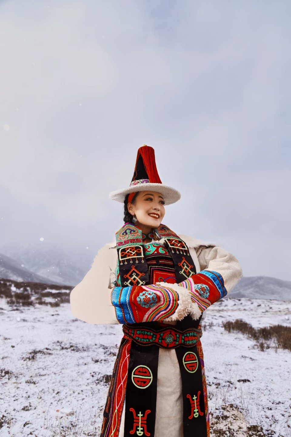 青海省乌兰县:精美的德都蒙古族服饰刺绣__财经头条