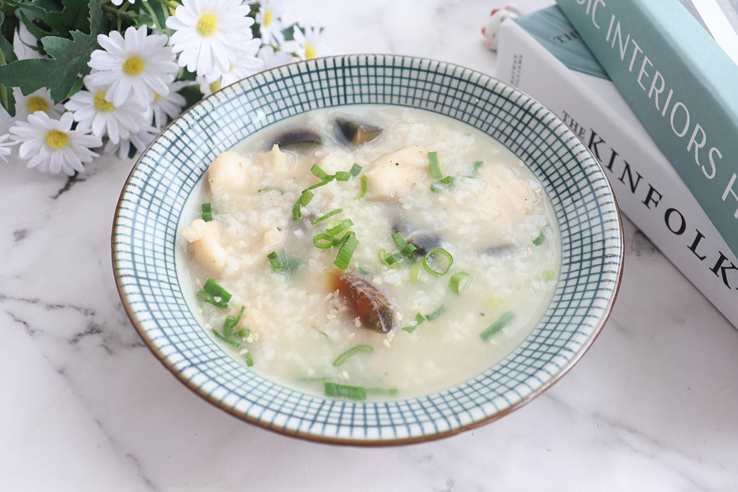 将皮蛋和鱼肉一起熬粥营养鲜美好消化好吸收肠胃无负担