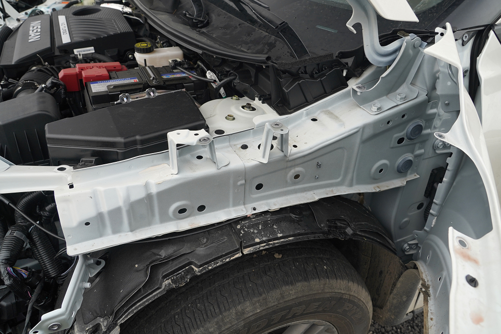 是一处钣金胶的涂抹遗撒……翼子板按照从外到内的顺序依次为大家解读