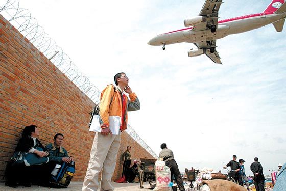 13岁少年手抓飞机起落架,万米高空从昆明飞到重庆,后来怎样了?休闲区蓝鸢梦想 - Www.slyday.coM 13岁少年手抓飞机起落架,万米高空从昆明飞到重庆,后来怎样了?休闲区蓝鸢梦想 - Www.slyday.coM
