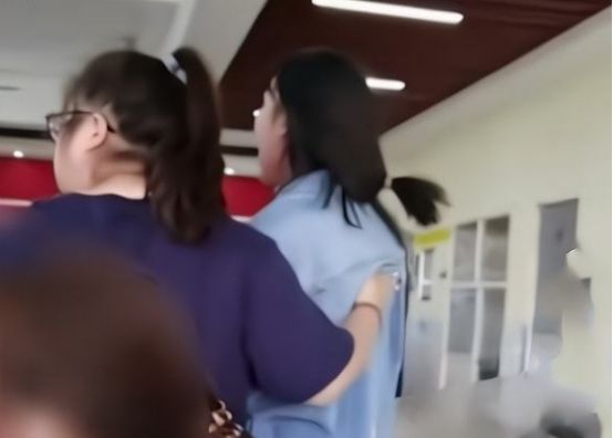 南京:高校男生因抢座位扇女生巴掌,目击者:女生脸都被打肿了休闲区蓝鸢梦想 - Www.slyday.coM 南京:高校男生因抢座位扇女生巴掌,目击者:女生脸都被打肿了休闲区蓝鸢梦想 - Www.slyday.coM