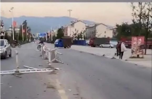 因走神错把油门当刹车,保山一男子凌晨驾车撞毁护栏,事后他竟……休闲区蓝鸢梦想 - Www.slyday.coM 因走神错把油门当刹车,保山一男子凌晨驾车撞毁护栏,事后他竟……休闲区蓝鸢梦想 - Www.slyday.coM