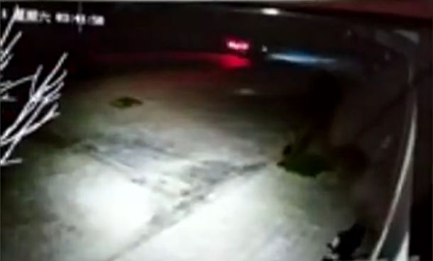 因走神错把油门当刹车,保山一男子凌晨驾车撞毁护栏,事后他竟……休闲区蓝鸢梦想 - Www.slyday.coM 因走神错把油门当刹车,保山一男子凌晨驾车撞毁护栏,事后他竟……休闲区蓝鸢梦想 - Www.slyday.coM