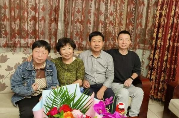 要知道杜新枝相貌平平,五官分开来看真没什么好夸的