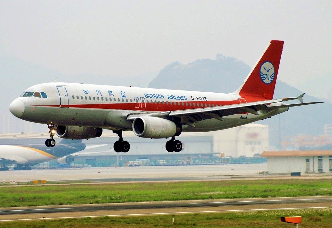 13岁少年手抓飞机起落架,万米高空从昆明飞到重庆,后来怎样了?休闲区蓝鸢梦想 - Www.slyday.coM 13岁少年手抓飞机起落架,万米高空从昆明飞到重庆,后来怎样了?休闲区蓝鸢梦想 - Www.slyday.coM