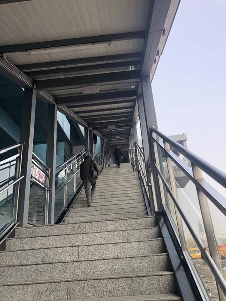 西安地铁3号线桃花潭站a口扶梯拆除约两月老人爬63个台阶有点累