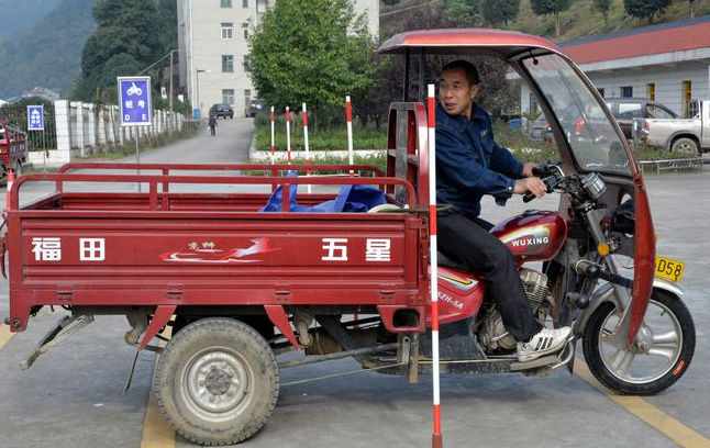 車主注意了,騎兩輪,三輪電動車上路,有這