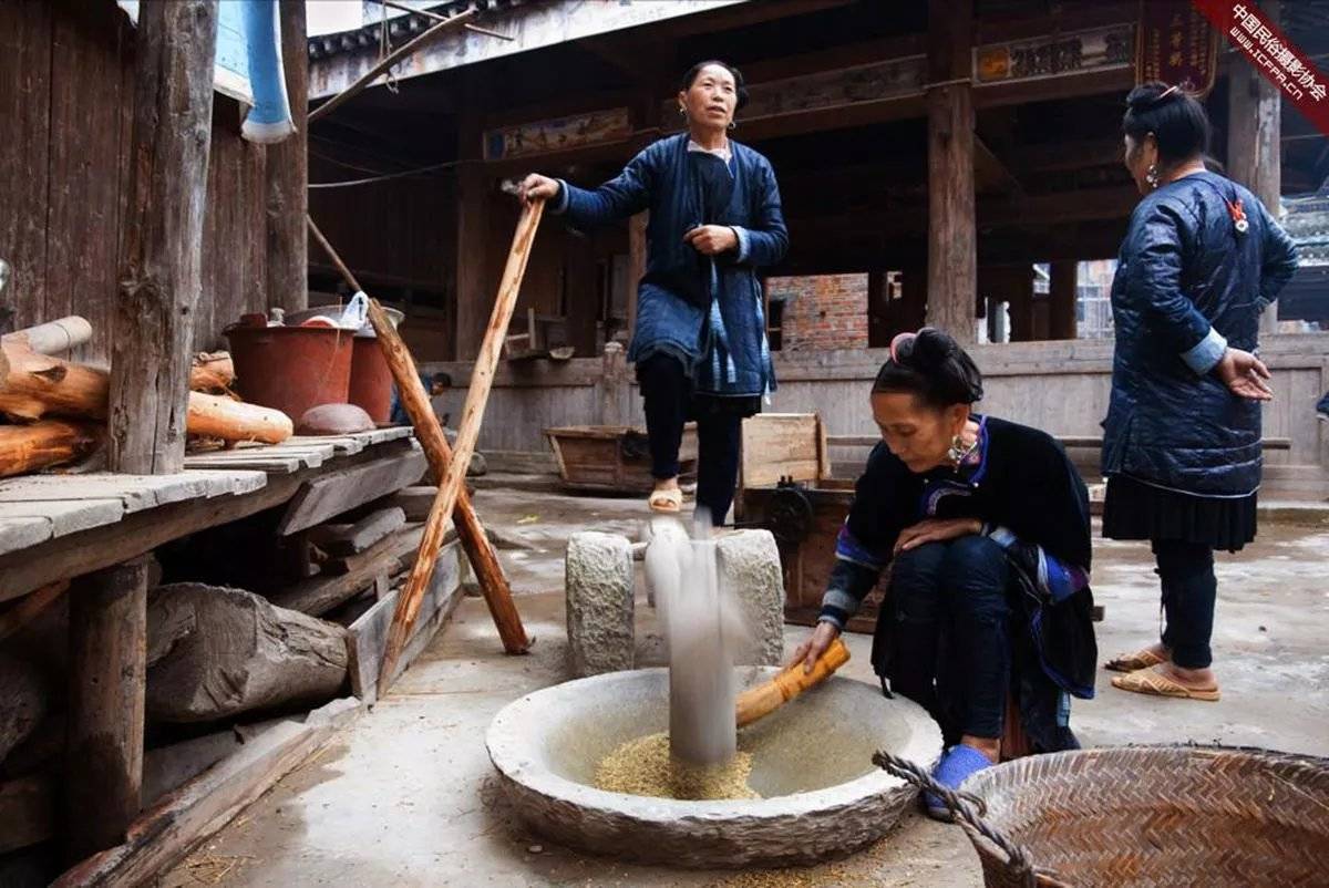 以前我们那里没有电,打米都要去隔壁那个村用那种柴油机来打米的,有时