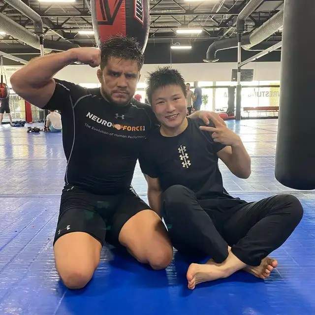 加油张伟丽ufc中国军团年度首胜的希望之火