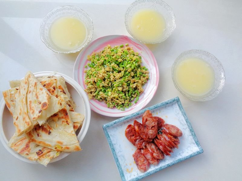 我家下雨天早餐四种搭配玉米粥配油馍好吃又暖和