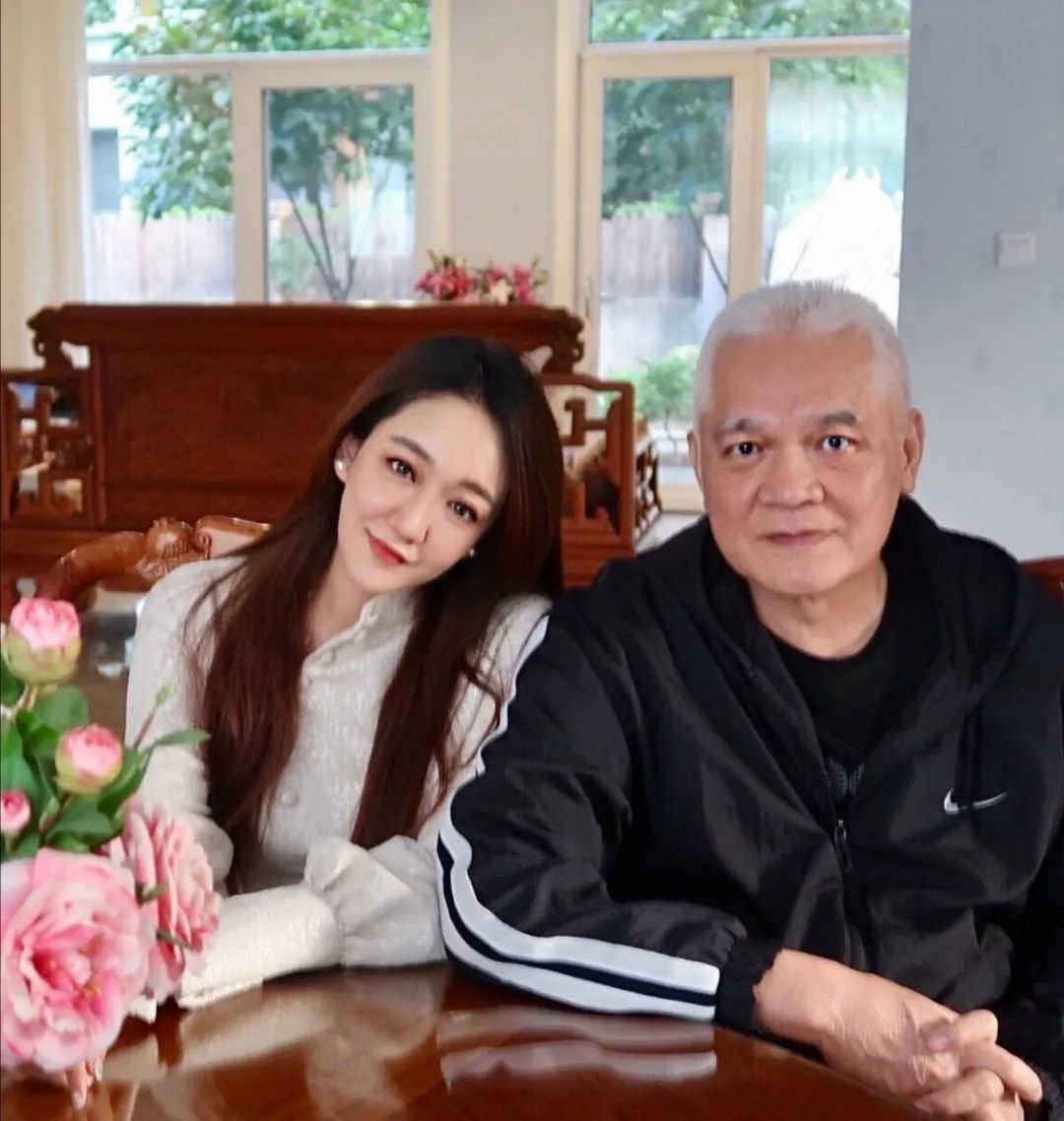 詹燕妮也非常支持女儿原谅父亲,虽然申军谊是个不称职的父亲,但女儿