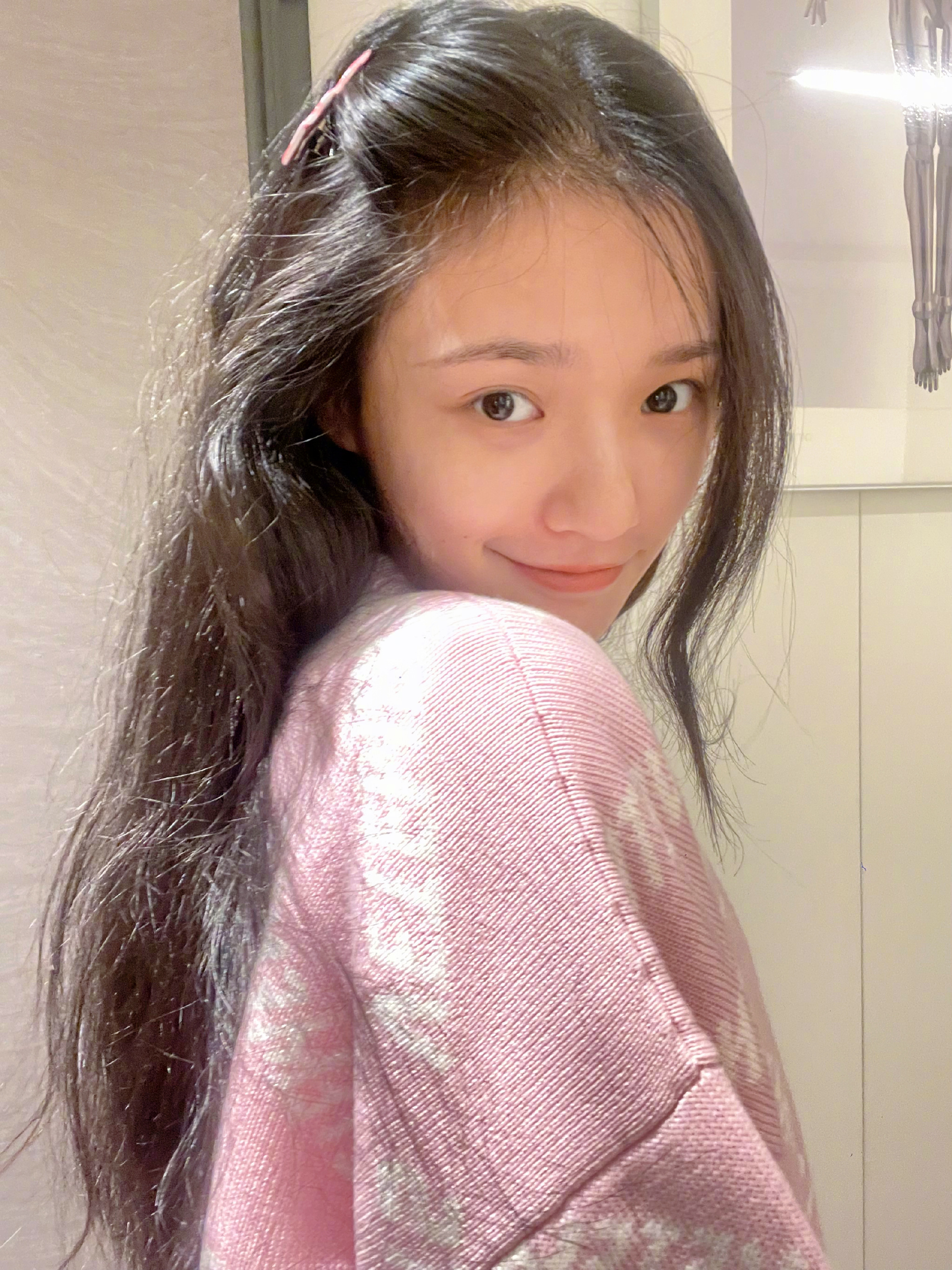 林允家中快递成山居家服素颜出镜有颜又多金网友豪横