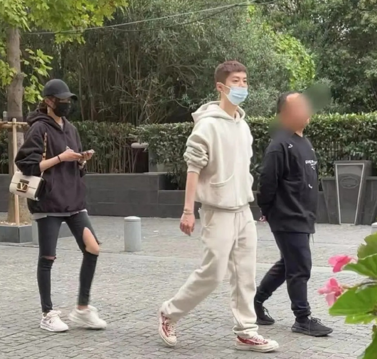 关晓彤鹿晗穿情侣装逛街!女方穿背名牌包,穿破洞裤炫一双小细腿