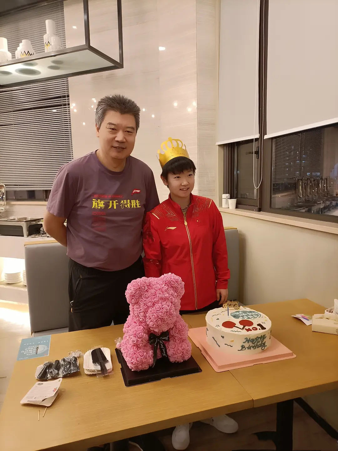 孙颖莎生日现场视频曝光 和队友以及教练李隼开心合影 生日仪式一个没