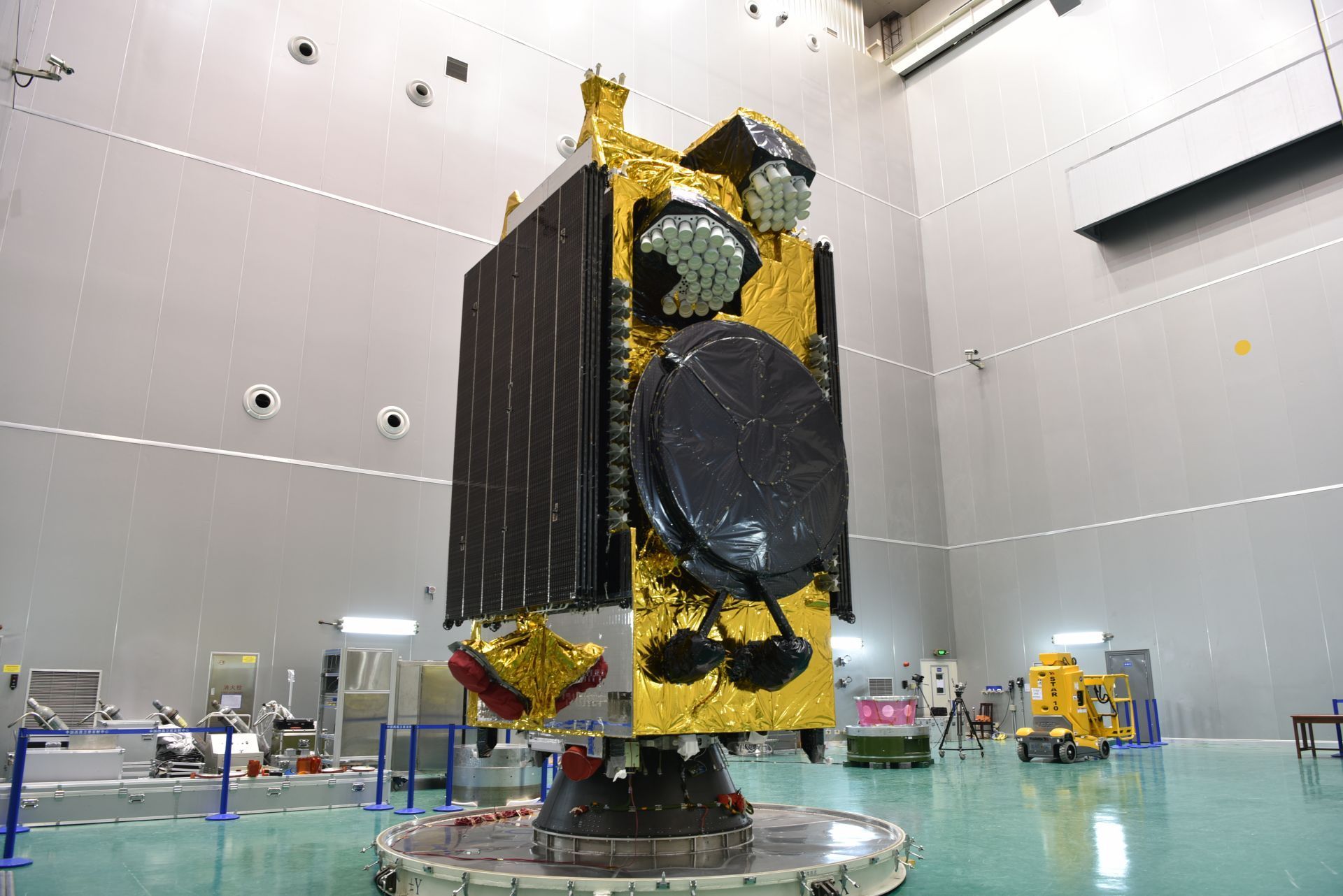 亚太6d卫星重5.55吨,太阳翼展开全长33.76米.(亚太星通供图)