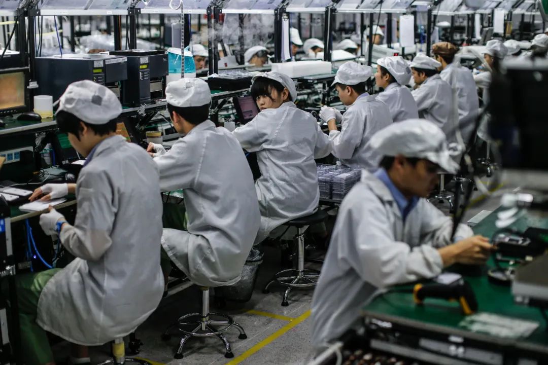  国产手机车间的劳动工人（图片来源：视觉中国）