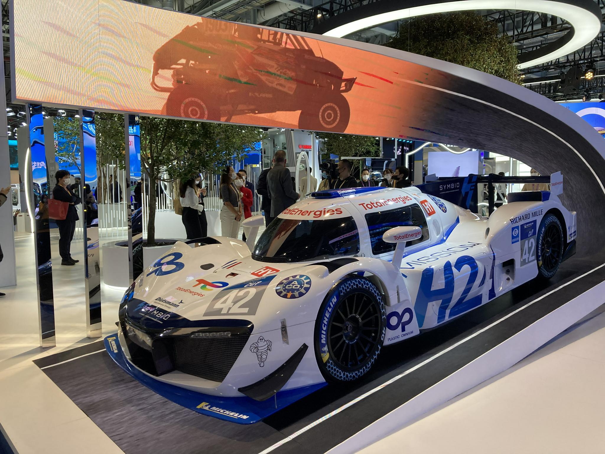 进博会丨进博会汽车展区前沿汽车争奇亮相