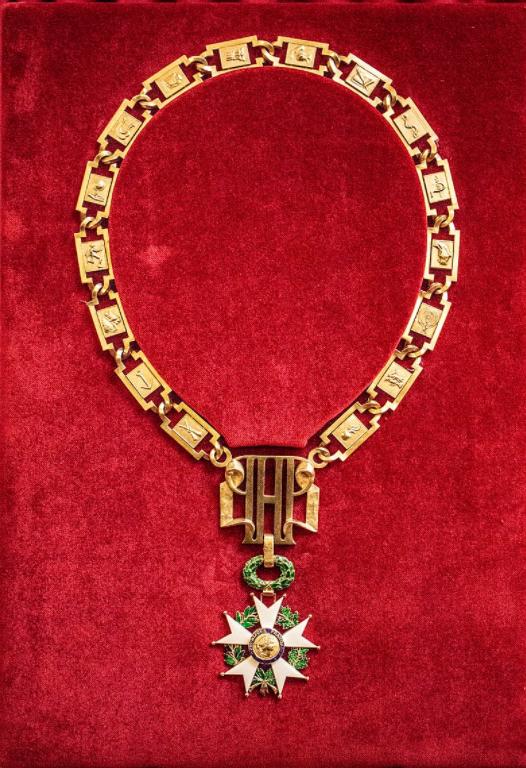 默克尔获得法国荣誉军团勋章,这次"告别访问"真值,不虚此行|默克尔