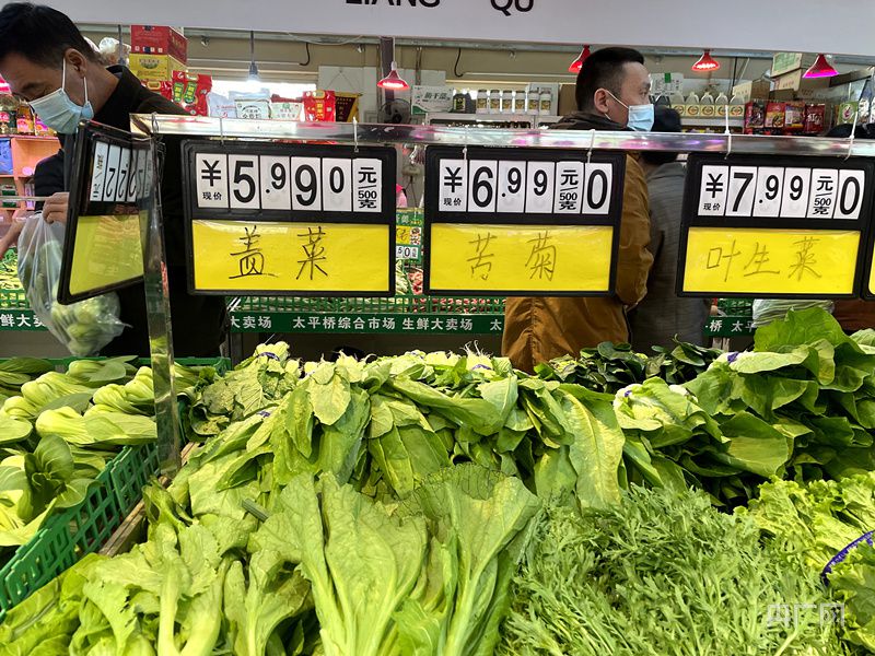 太平桥综合市场挂出的今日菜价(总台央广记者 管昕 摄)