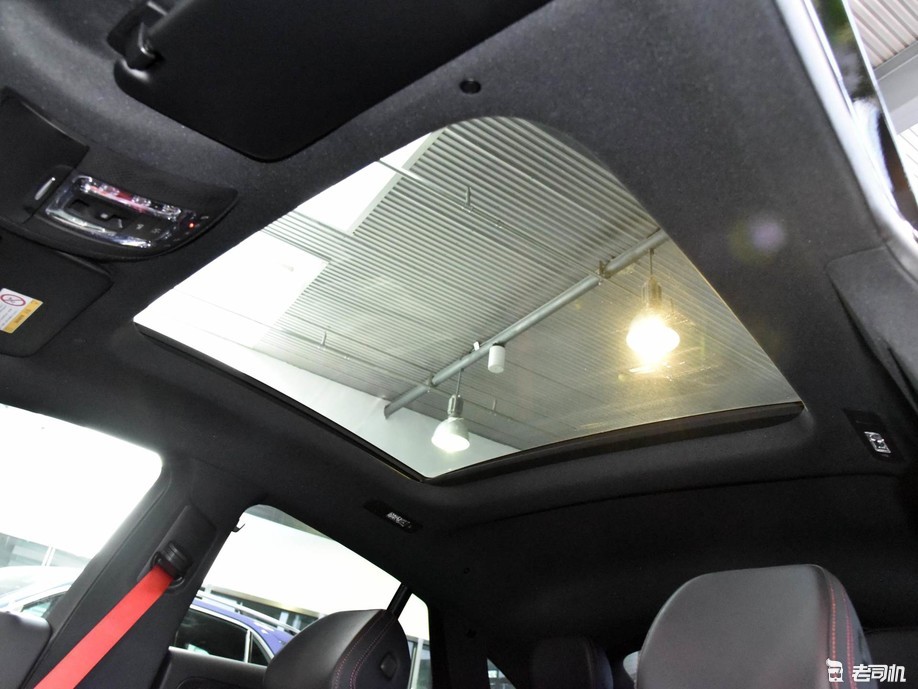 该车配备可开启全景天窗,不但能够提升整车的采光率,而且对于驾驶和