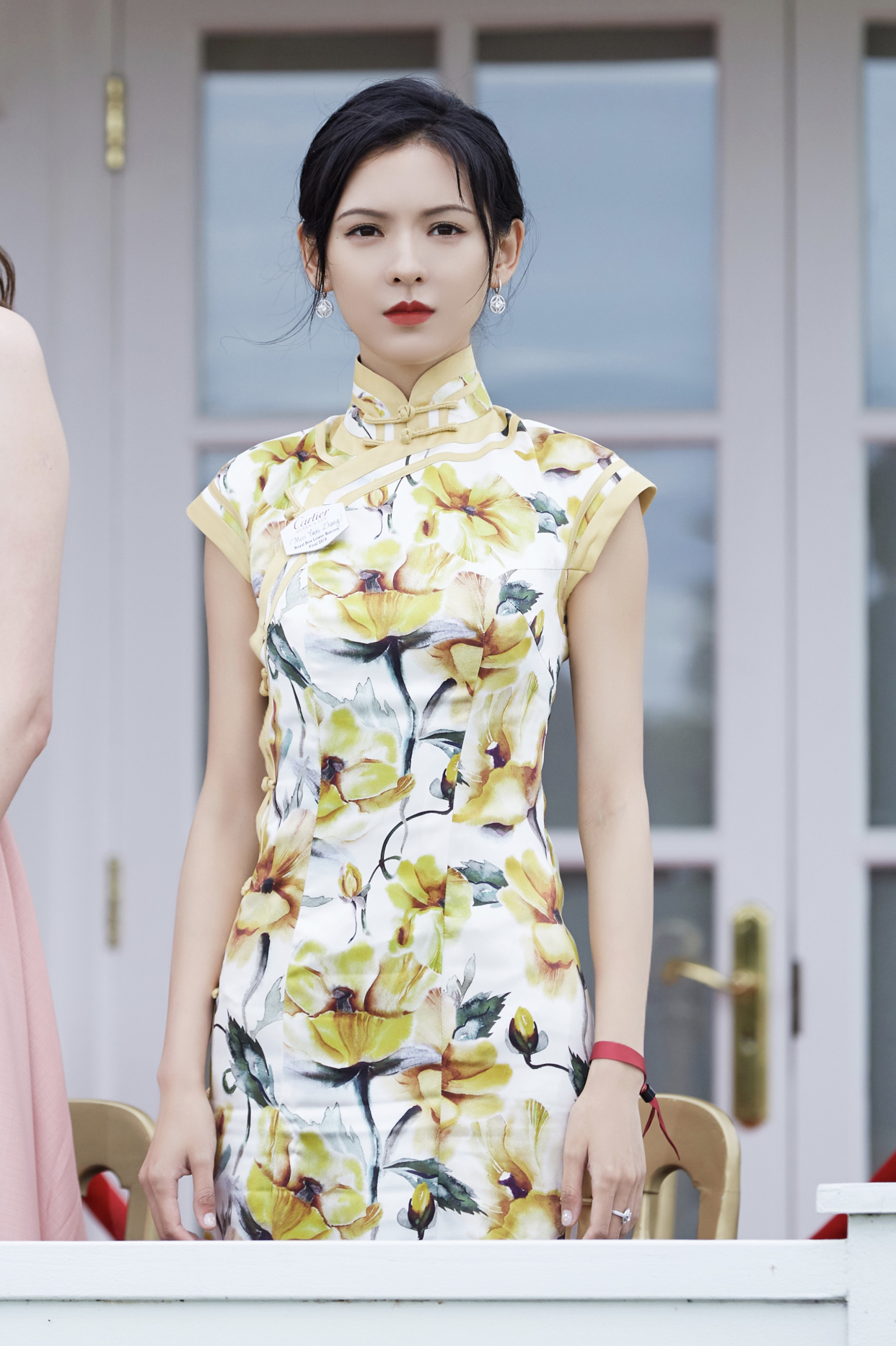 陈都灵旗袍造型太惊艳长发披肩五官清丽惹人怜自曝体重引热议