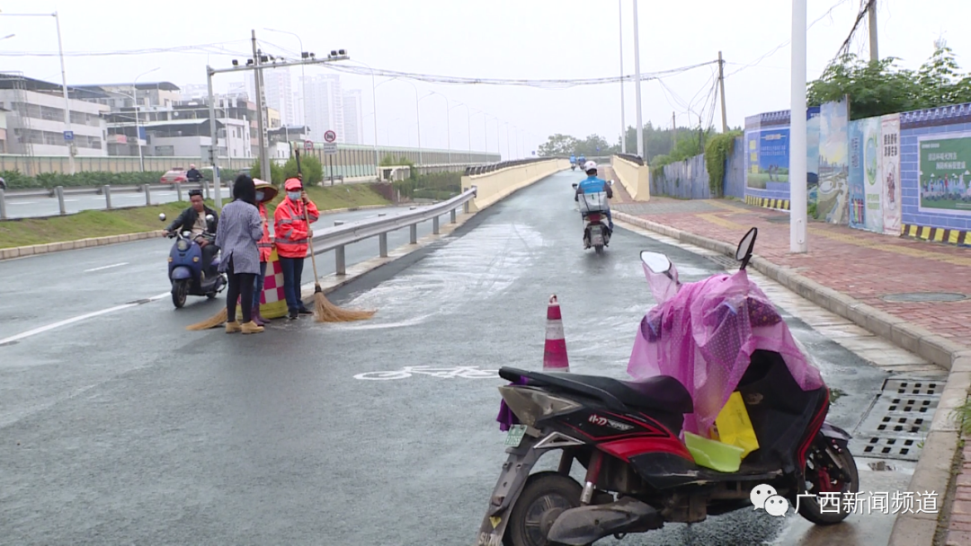 南宁一天内多路段出现油污，致多辆电动自行车滑倒休闲区蓝鸢梦想 - Www.slyday.coM