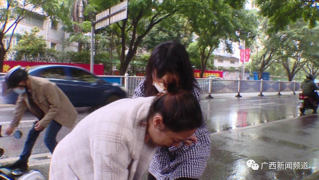 南宁一天内多路段出现油污，致多辆电动自行车滑倒休闲区蓝鸢梦想 - Www.slyday.coM