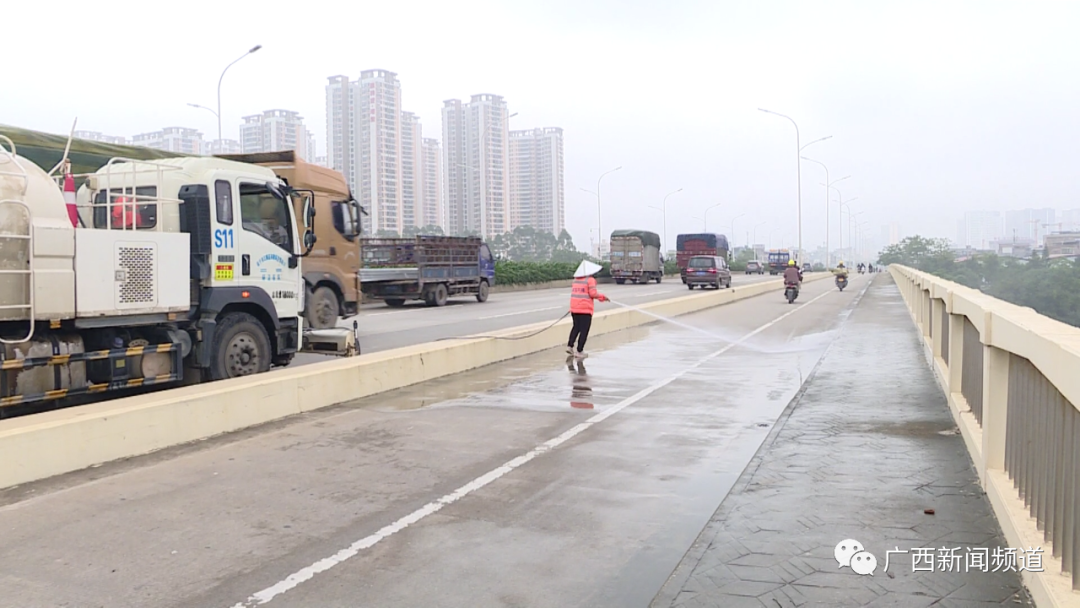南宁一天内多路段出现油污，致多辆电动自行车滑倒休闲区蓝鸢梦想 - Www.slyday.coM