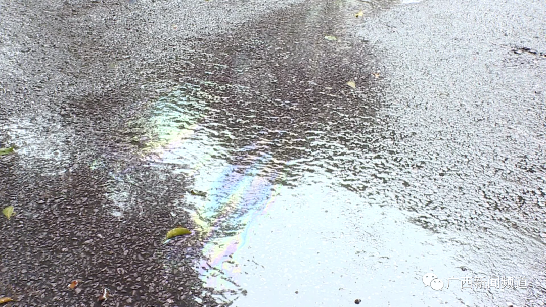 南宁一天内多路段出现油污，致多辆电动自行车滑倒休闲区蓝鸢梦想 - Www.slyday.coM