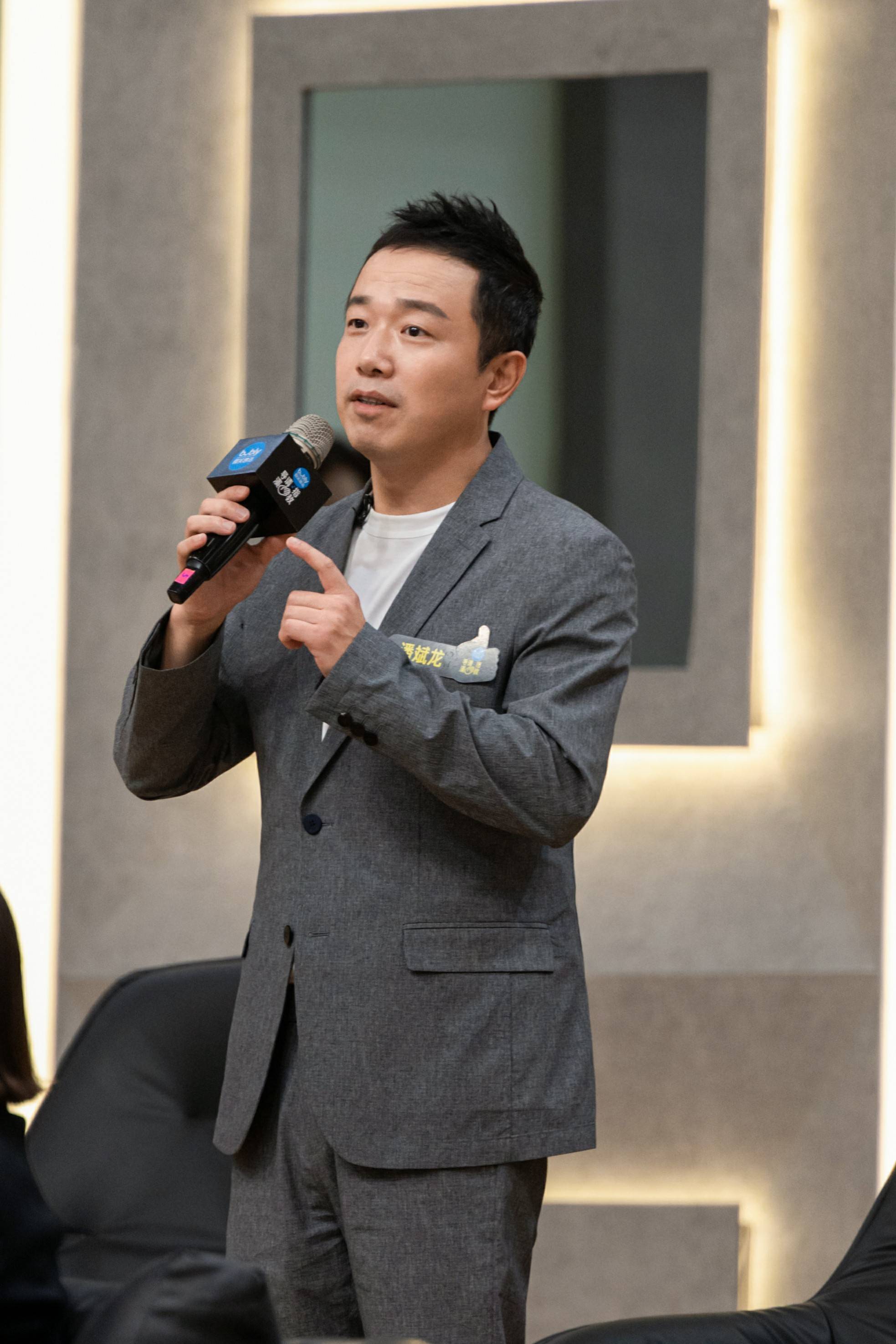 潘斌龙参加导演请指教只愿能跟偶像二手玫瑰的梁龙导演合作