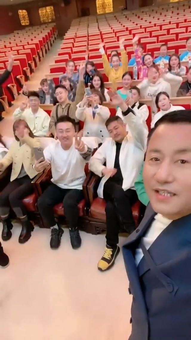 赵本山带领全体演员在刘老根大舞台开心合影,庆祝杀青大吉.与去