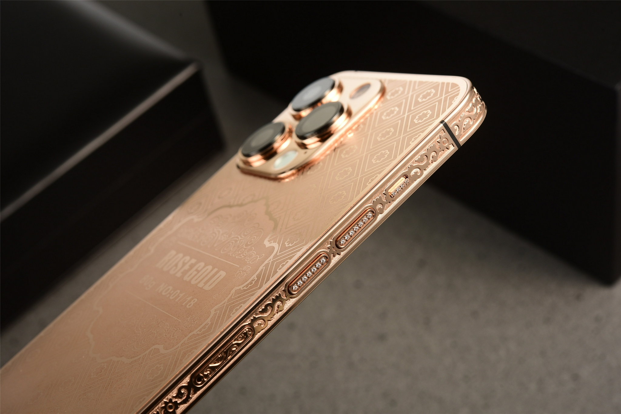 土豪的快乐你根本体会不到:玫瑰金版iphone 13上手,价格感人!