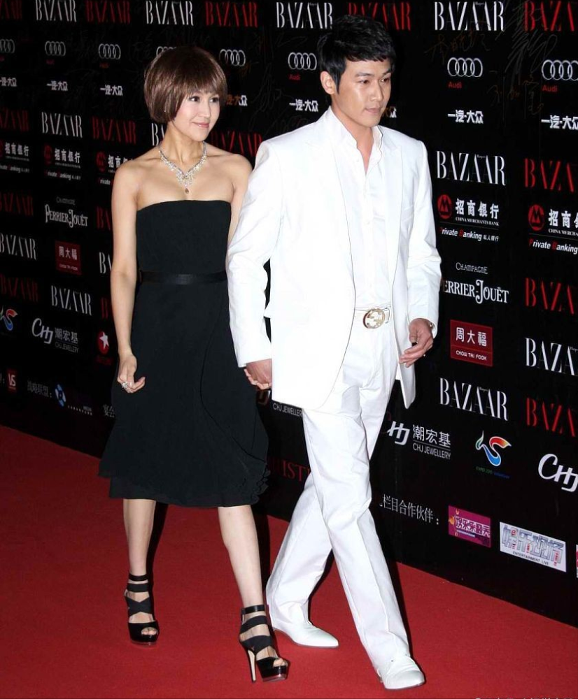 鲍蕾长发和短发的感觉真不一样,穿露肩裙还素颜,清纯感挺迷人的|露肩