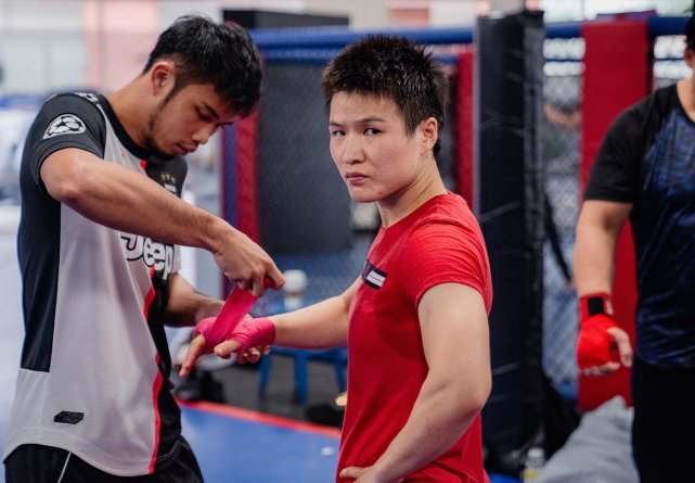 张伟丽人缘奇佳ufc最狂美国拳王主动示好头枕她臂弯让她轻抚