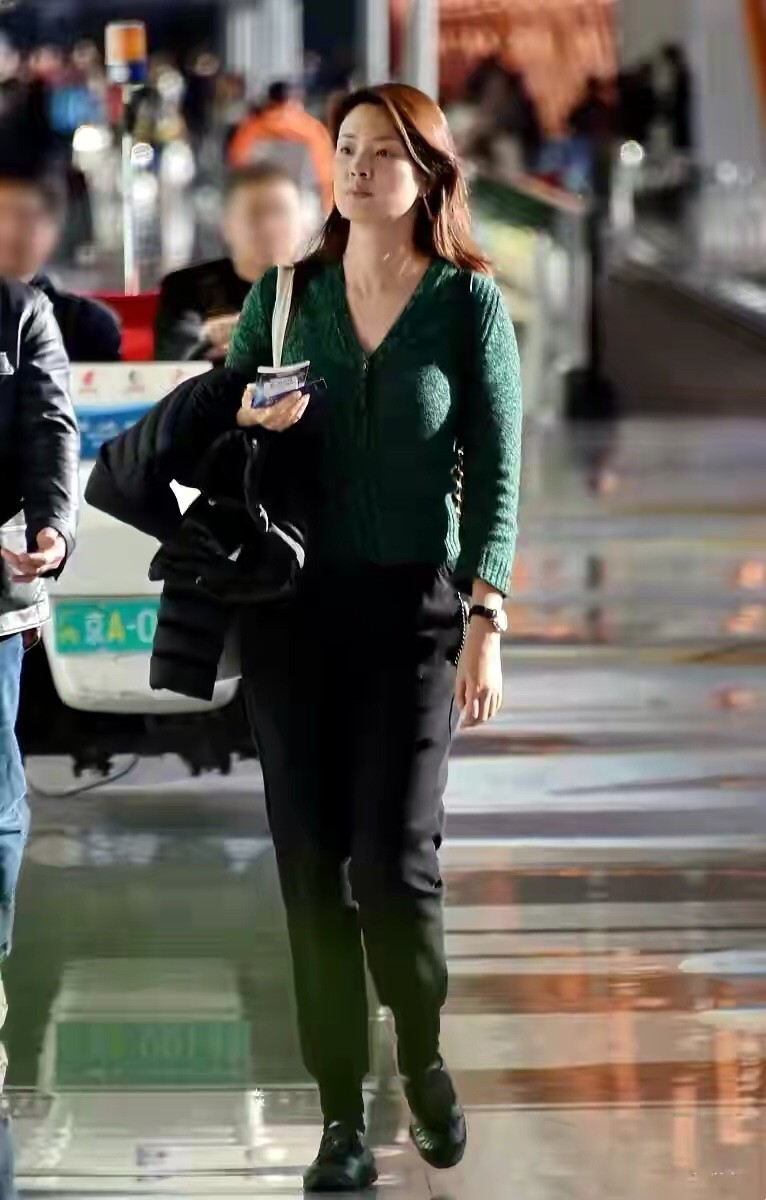 央视美女主持人刘芳菲一身白色穿着端庄温婉久未露面美丽依旧