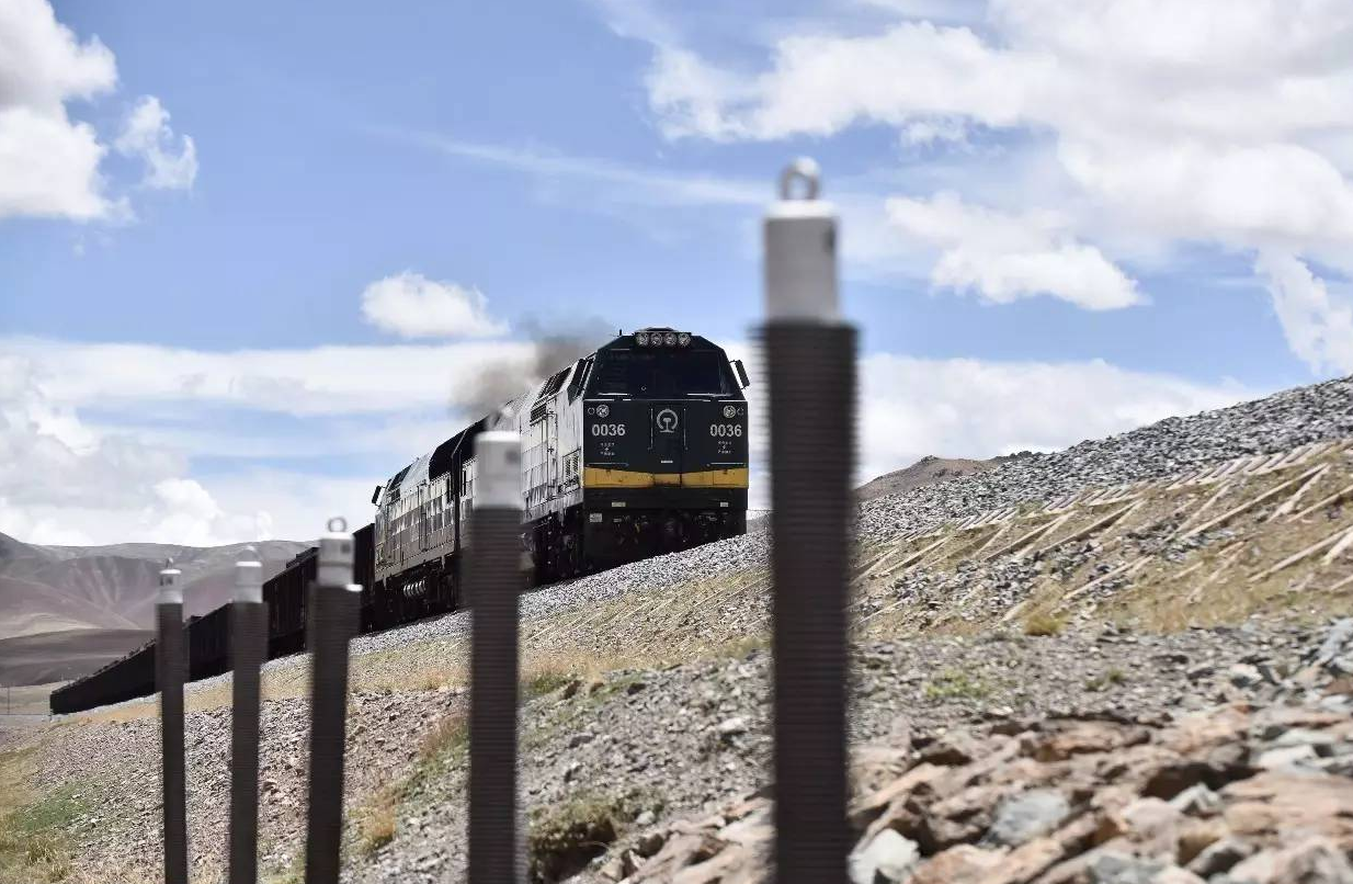 中国创造了一项奇迹,那就是青藏铁路线的开通,乘坐过高原列车的人可以