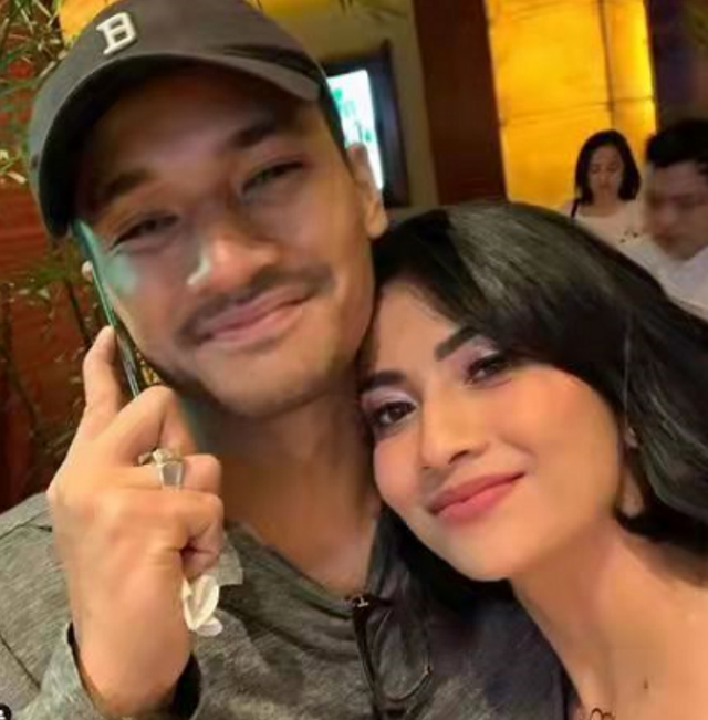 28岁歌手突遇车祸,车速190迈甩出当场死亡,三口仅儿子活着休闲区蓝鸢梦想 - Www.slyday.coM 28岁歌手突遇车祸,车速190迈甩出当场死亡,三口仅儿子活着休闲区蓝鸢梦想 - Www.slyday.coM