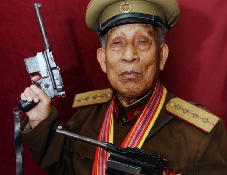 为何山东96岁老汉双枪在手70多年,他是什么身份?