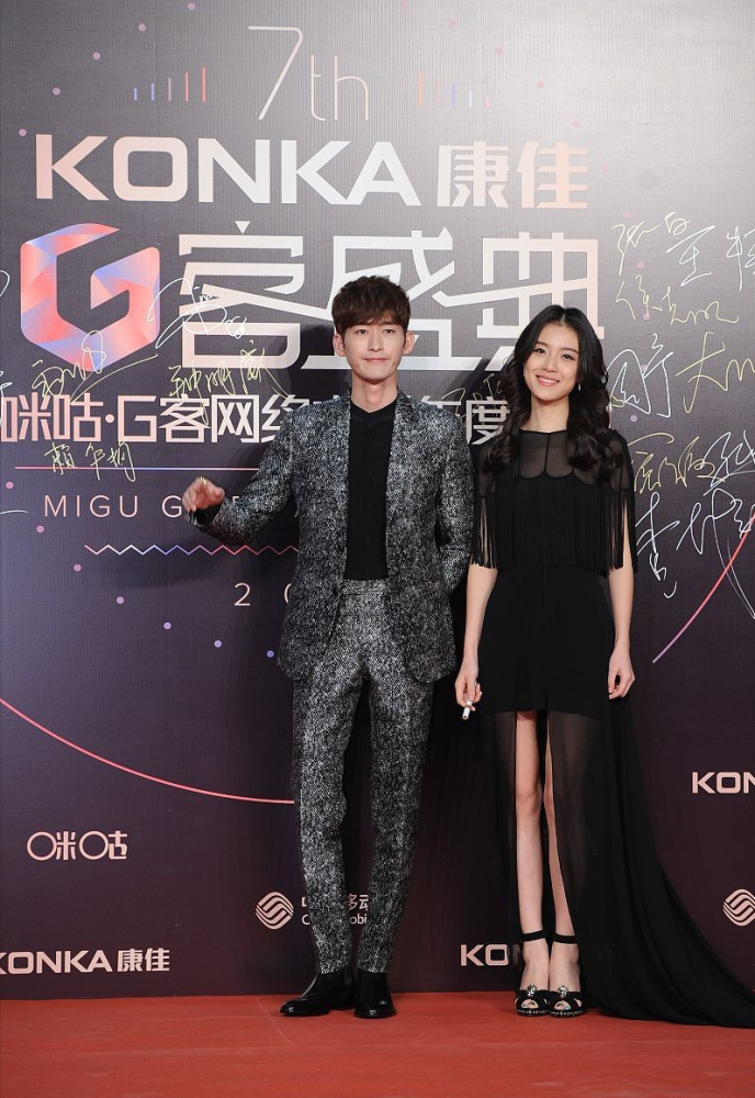 张翰看中的环球小姐真不错穿黑色薄纱裙不忘秀腿挺高级的