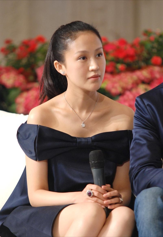 鲍蕾长发和短发的感觉真不一样,穿露肩裙还素颜,清纯感挺迷人的|露肩