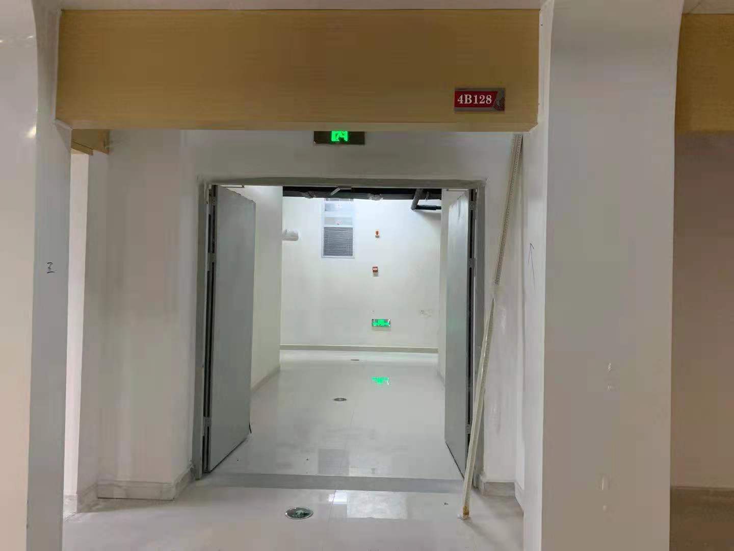 消防通道从业主铺面内经过.