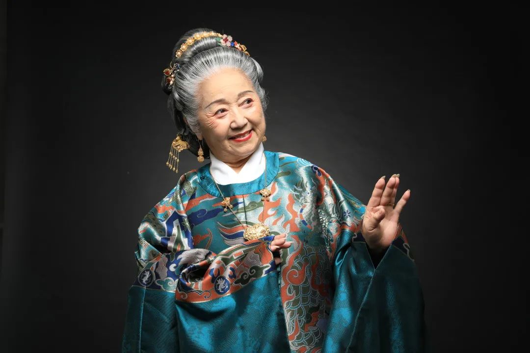 77岁汉服奶奶火出圈登人民日报惊艳世人若有诗书藏在心岁月从不败美人