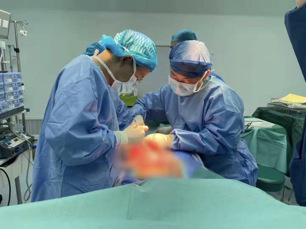 全程腔镜手术，为54天婴儿切除1斤重先天囊肿 - 动态 - 新湖南