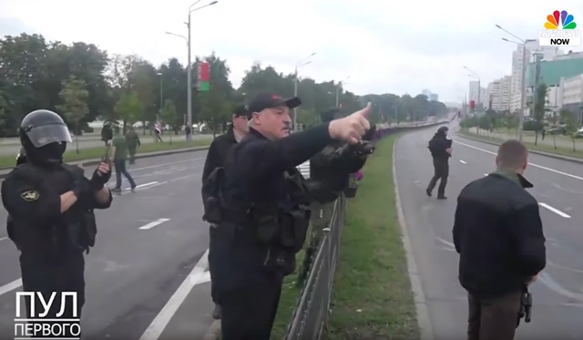 抗议现场慰问警察的卢卡申科  视频截图